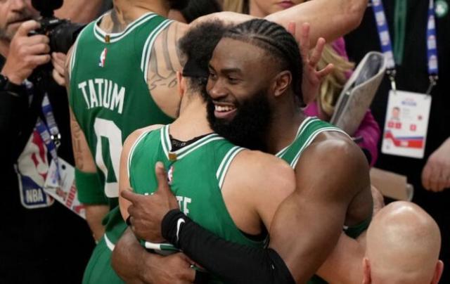 开云注册入口-争议！怀特绝杀超时？名记晒图：裁判多给绿军0.2秒