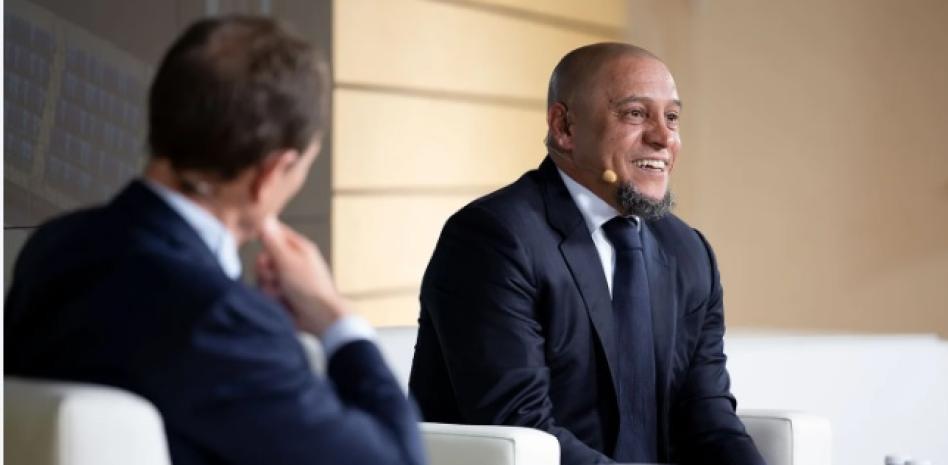 开云体育-印象最深刻的队友？卡洛斯：路易斯-菲戈，他来皇马我很开心